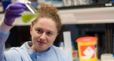 Hannah Laeverenz Schlogelhofer in the lab