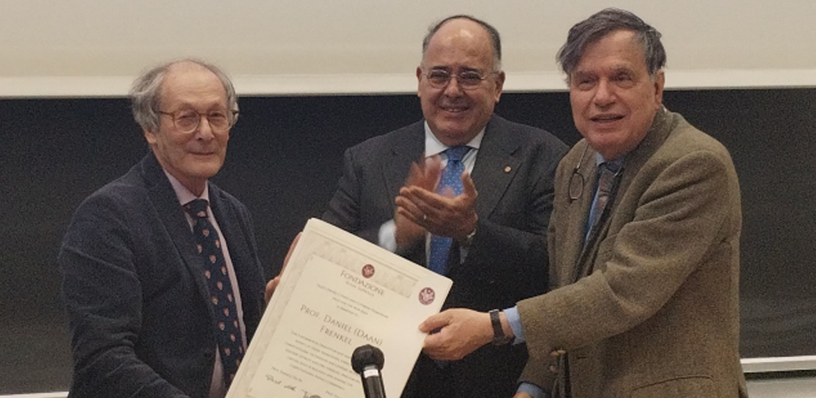 Daan Frenkel recieves the Tomassoni-Chisesi Physics Prize.