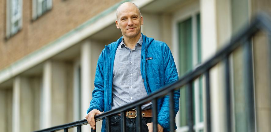 Jonathan Nitschke outside the Department of Chemistry