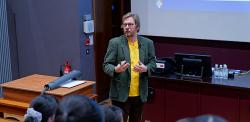 Erwin Reisner addresses a lecture theatre