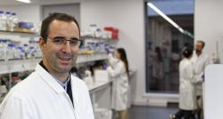 Gonçalo Bernardes in the lab