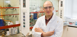 Professor Jonathan Nitschke in his lab