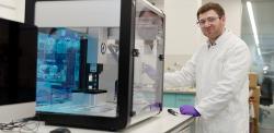 Zenon Toprakcioglu in the lab