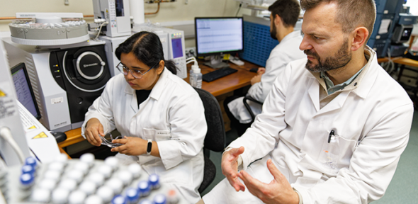 Pawel Dydio (right) laboratory.