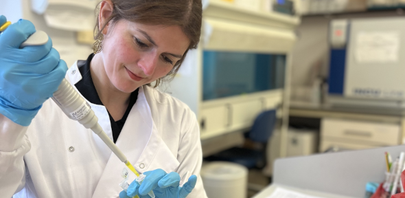 Dr Margarida Dias Rodrigues working in the lab