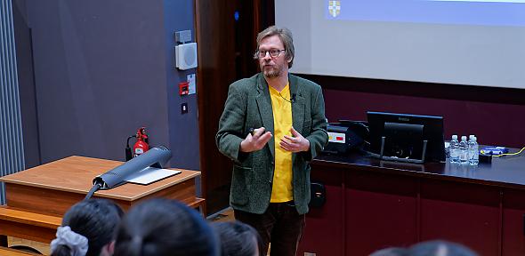 Erwin Reisner addresses a lecture theatre