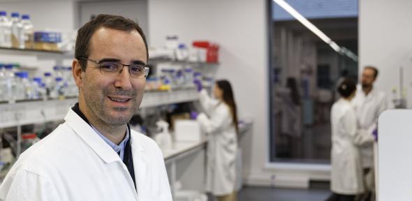 Gonçalo Bernardes in the lab