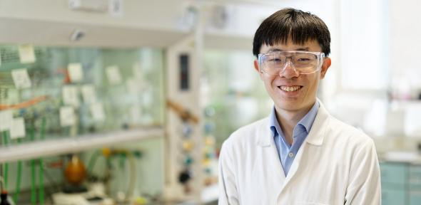 Nai-Shu Hsu in the laboratory.