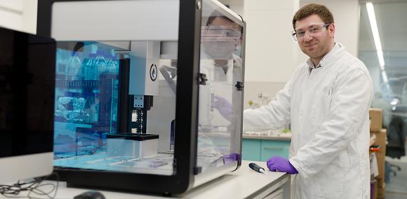 Zenon Toprakcioglu in the lab