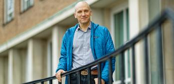 Jonathan Nitschke outside the Department of Chemistry