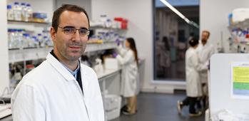Gon&ccedil;alo Bernardes in his lab