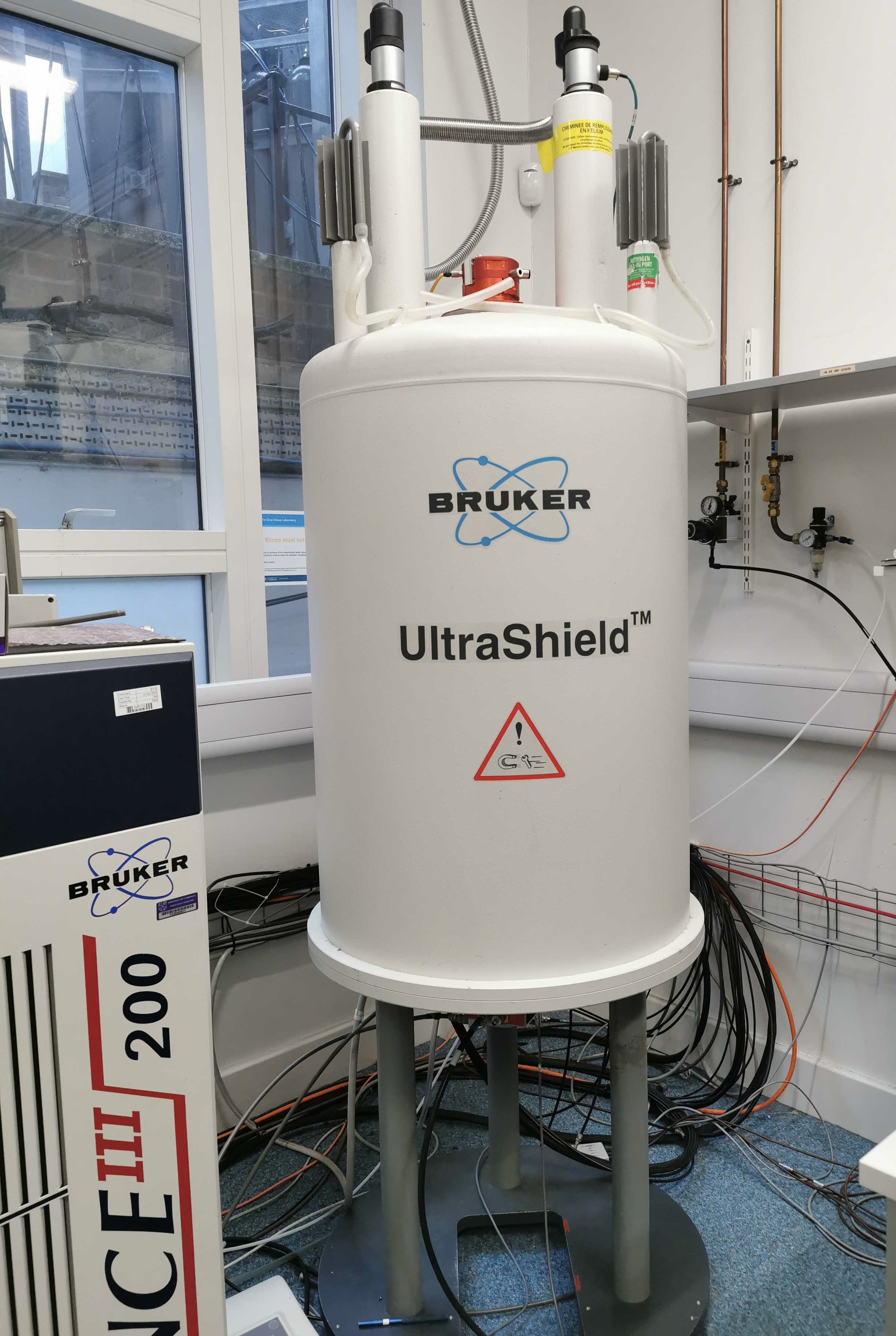 NMR Bruker AVANCE III HD 200MHz of the Grey Group